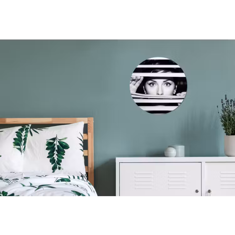 Vrouw - Jaloezieën - Portret - Zwart-wit Wandcirkel aluminium klein -slaapkamer