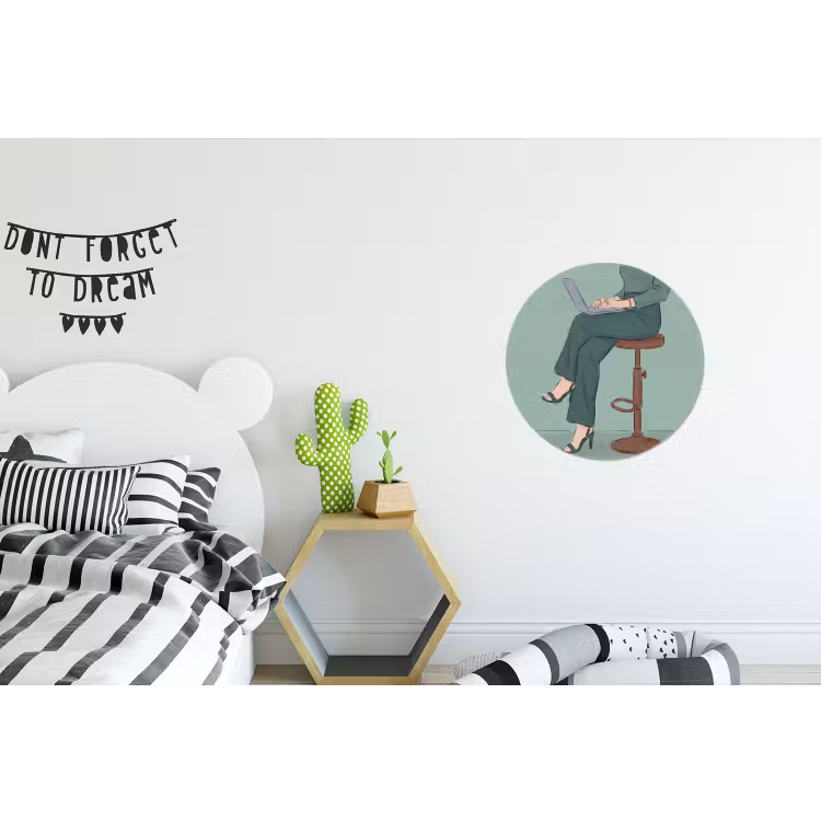 Vrouw - Laptop - Zittend - Illustratie - Groen Wandcirkel aluminium klein -kinderkamer