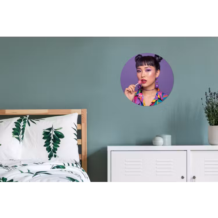Vrouw - Portret - Make-up - Paars - Levendig Wandcirkel aluminium klein -slaapkamer
