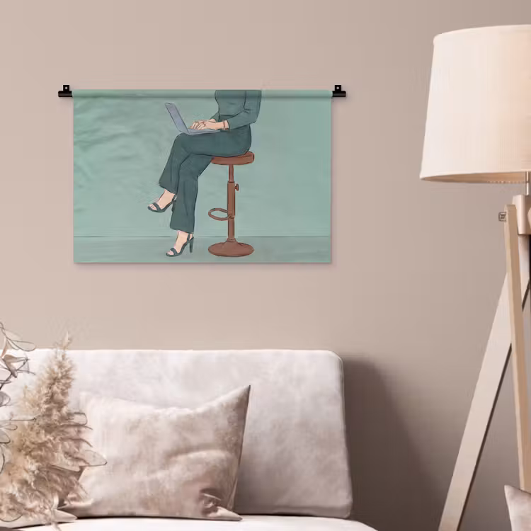 Vrouw - Laptop - Zittend - Illustratie - Groen Wandkleed katoen klein -sfeer4