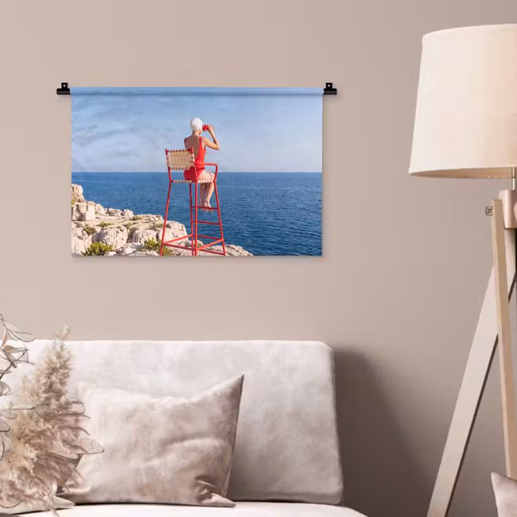 Vrouw - Zee - Kust - Verrekijker - Rood Wandkleed katoen klein -sfeer4