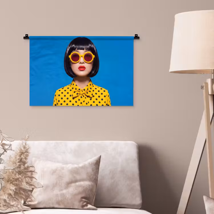 Vrouw - Zonnebril - Pop Art - Portret - Geel Wandkleed katoen klein -sfeer4