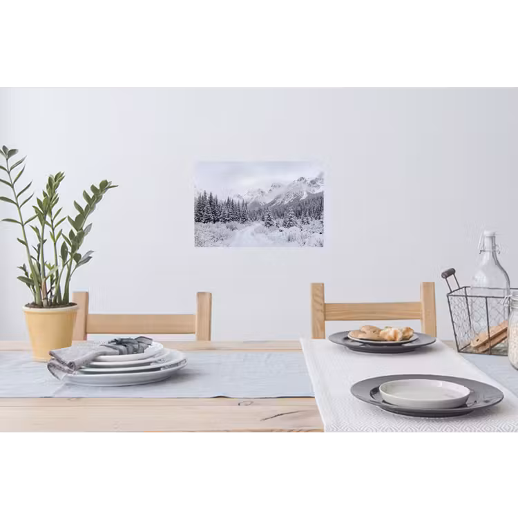 Weg - Bergen - Sneeuw - Naaldbos - Avontuurlijk Muursticker klein -eettafel