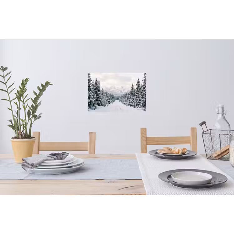 Weg - Sneeuw - Naaldbos - Winter - Avontuurlijk Muursticker klein -eettafel