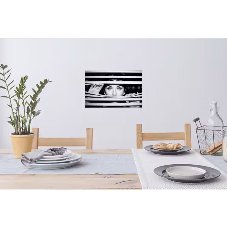 Vrouw - Jaloezieën - Portret - Zwart-wit Muursticker klein -eettafel
