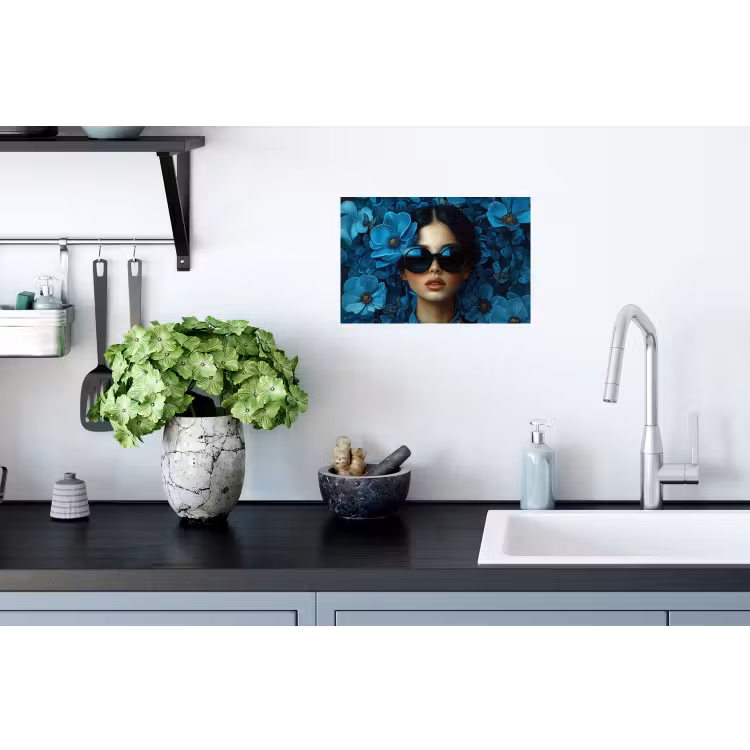 Vrouw - Bloemen - Blauw - Aesthetic - Luxe Muursticker klein -keuken