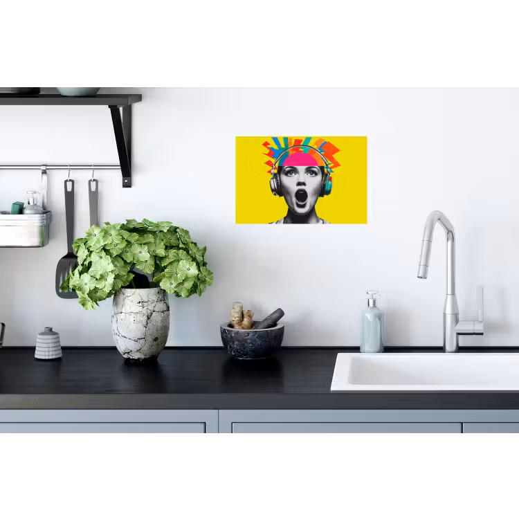 Vrouw - Koptelefoon - Geel Muursticker klein -keuken