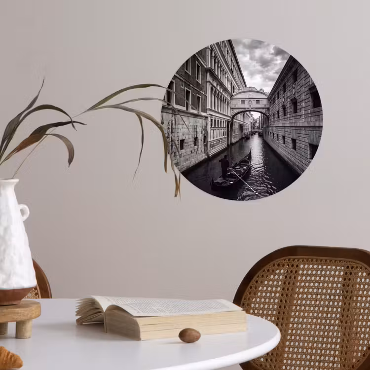 Boot - Waterweg - Stad - Zwart-wit - Architectuur Wandcirkel behangsticker klein -sfeer3