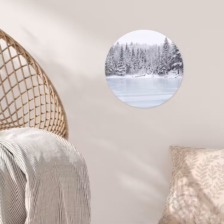 Meer - Dennen - IJs - Winter - Rustgevend Wandcirkel behangsticker klein -sfeer4