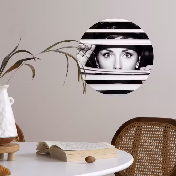 Vrouw - Jaloezieën - Portret - Zwart-wit Wandcirkel behangsticker klein -sfeer3