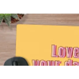 Love yourself - Roze - Geel muismat rubber klein -closeup