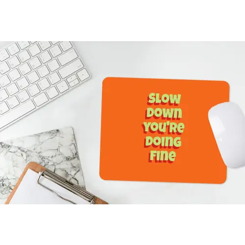 Slow down you're doing fine - Oranje - Simple muismat rubber klein -witbureau
