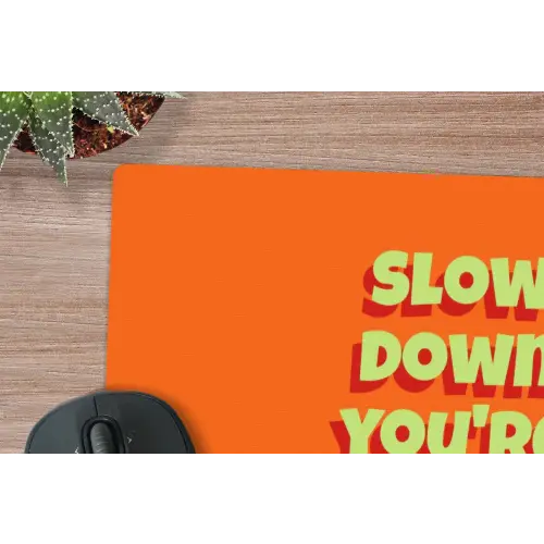 Slow down you're doing fine - Oranje - Simple muismat rubber klein -closeup