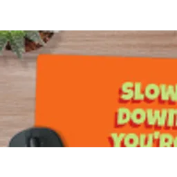 Slow down you're doing fine - Oranje - Simple muismat rubber klein -closeup
