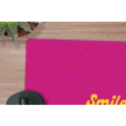 Smile - Stippen - Geel - Smiley - Roze muismat rubber klein -closeup