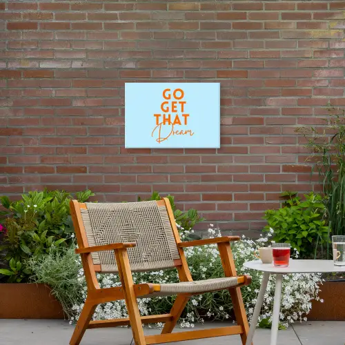 Blauw - Oranje - Tekst Tuinposter op houten frame 2 cm dik klein -sfeer3