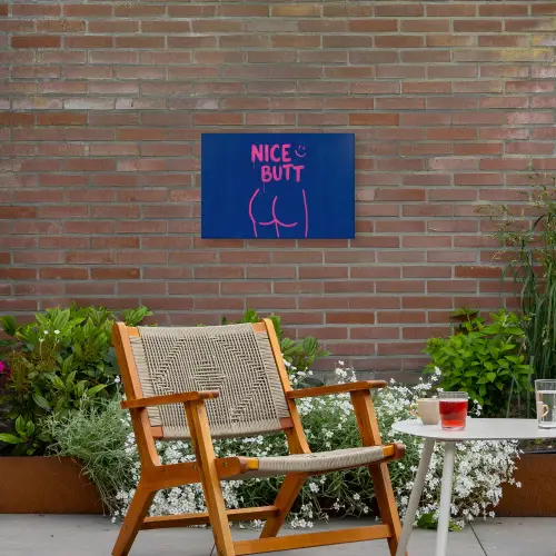 Brutaal - Grappig - Blauw Tuinposter op houten frame 2 cm dik klein -sfeer3