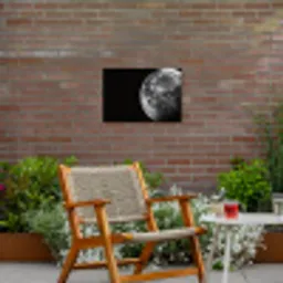 Close-up - Maan - Wit - Textuur Tuinposter op houten frame 2 cm dik klein -sfeer3