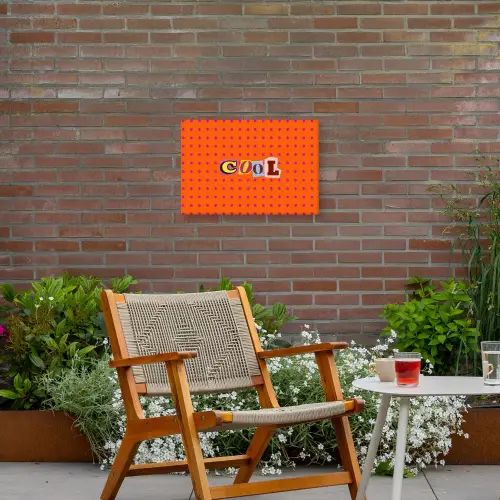 Cool - Stippen - Oranje Tuinposter op houten frame 2 cm dik klein -sfeer3