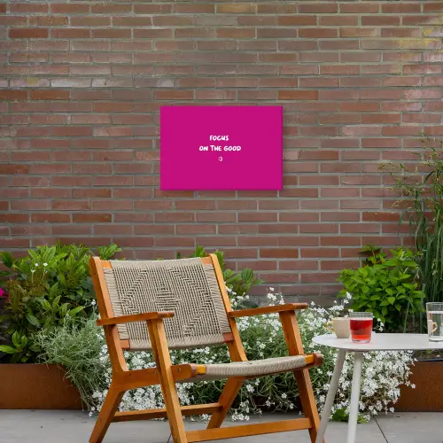 Focus - Smiley - Roze Tuinposter op houten frame 2 cm dik klein -sfeer3