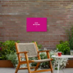 Focus - Smiley - Roze Tuinposter op houten frame 2 cm dik klein -sfeer3