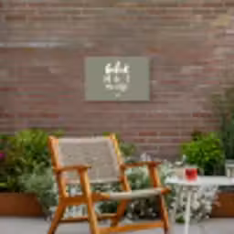 Geluk zit in 't zonnetje - Tekst - Geluk - Quotes - Zon Tuinposter op houten frame 2 cm dik klein -sfeer3