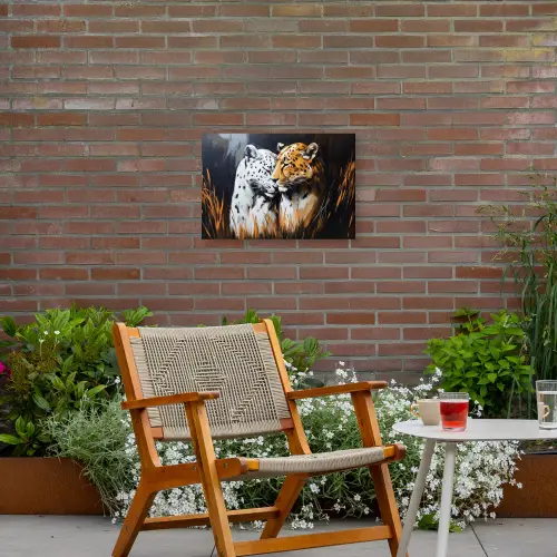Luipaard - Oranje - Wit - Gras Tuinposter op houten frame 2 cm dik klein -sfeer3