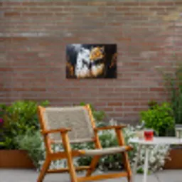 Luipaard - Oranje - Wit - Gras Tuinposter op houten frame 2 cm dik klein -sfeer3