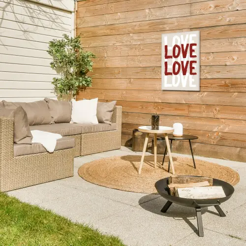 Love - Rood - Tekst Tuinposter op houten frame 2 cm dik klein -sfeer2