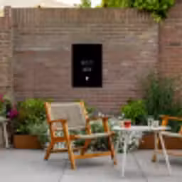 Spreuken - Alles is liefde - Quotes - Bløf Tuinposter op houten frame 2 cm dik klein -sfeer3