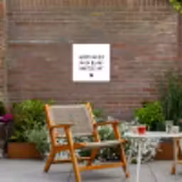 Quotes - Adem kusjes in en blaas hartjes uit - Spreuken Tuinposter op houten frame 2 cm dik klein -sfeer3