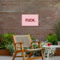 Statement - Krachtig - Roze Tuinposter op houten frame 2 cm dik klein -sfeer3