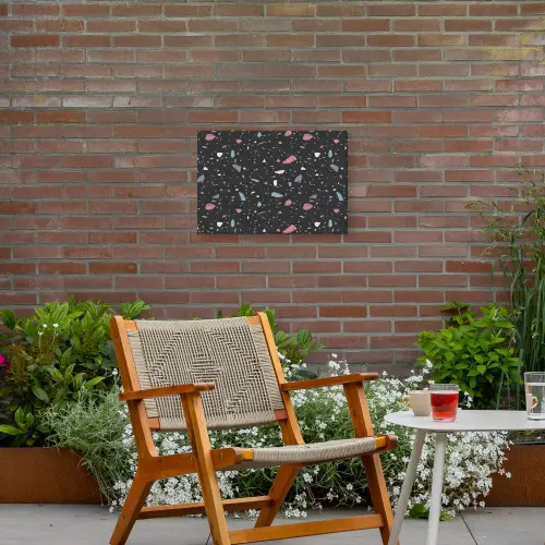 Terrazzo - Patroon - Zwart - Zacht Tuinposter op houten frame 2 cm dik klein 845 -sfeer3