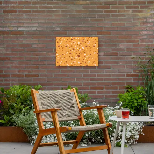Terrazzo - Patroon - Okergeel Tuinposter op houten frame 2 cm dik klein 845 -sfeer3