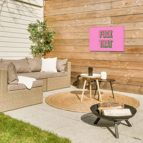 Tekst - Bold - Roze Tuinposter op houten frame 2 cm dik klein -sfeer2