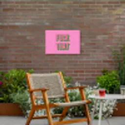 Tekst - Bold - Roze Tuinposter op houten frame 2 cm dik klein -sfeer3