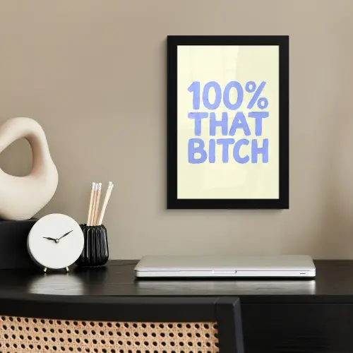 100% that bitch - Blauw - Wit fotolijst zwart zonder passe partout klein -sfeer1