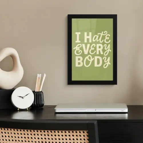 I hate everybody - Groen - Retro fotolijst zwart zonder passe partout klein -sfeer1