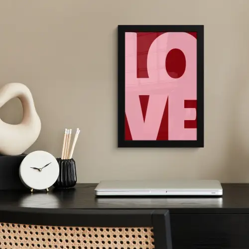 Love - Rood - Blokletters fotolijst zwart zonder passe partout klein -sfeer1