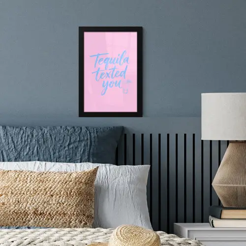 Tequila texted you - Roze - Blauw fotolijst zwart zonder passe partout klein -sfeer3