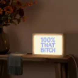100% that bitch - Blauw - Wit Light Box met kabel (Tafellamp) klein -sfeer4