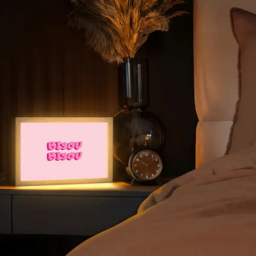 Bisou - Roze - Dikke letters Light Box met kabel (Tafellamp) klein -sfeer1