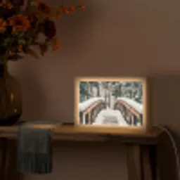 Brug - Winterlandschap - Bos - Natuur - Sneeuw Light Box met kabel (Tafellamp) klein -sfeer4