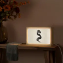 Penseelstreek - Zwart - Minimalistisch Light Box met kabel (Tafellamp) klein -sfeer4