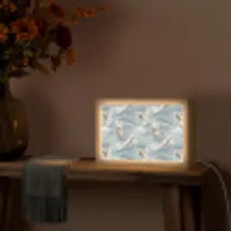 Wolken - Kraanvogels - Blauw Light Box met kabel (Tafellamp) klein 924 -sfeer4