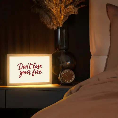 Don't lose your fire - Rood - Wit - Minimalistisch Light Box met kabel (Tafellamp) klein -sfeer1