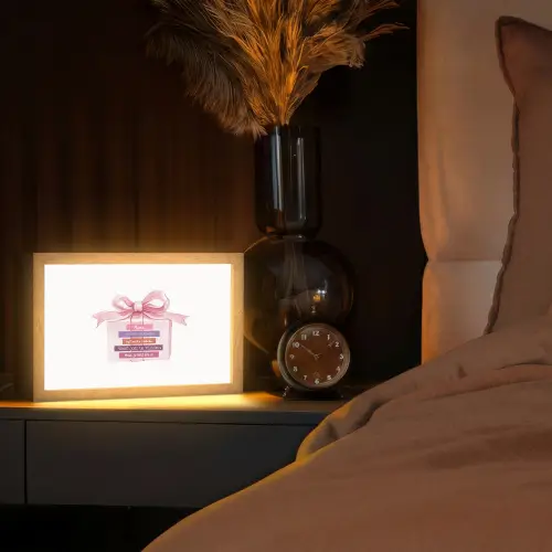 Cadeau - Strik - Tekst - Roze Light Box met kabel (Tafellamp) klein -sfeer1