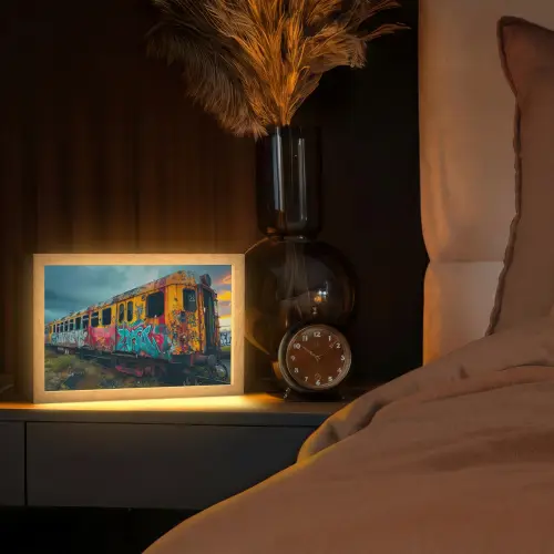 Graffiti - Verlaten trein - Street art Light Box met kabel (Tafellamp) klein -sfeer1