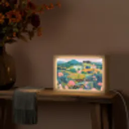 Heuvellandschap - Fantasierijk - Kleurcontrasten Light Box met kabel (Tafellamp) klein -sfeer4