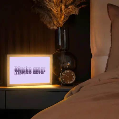 Mucho amor - Paars - Gelaagde letters Light Box met kabel (Tafellamp) klein -sfeer1